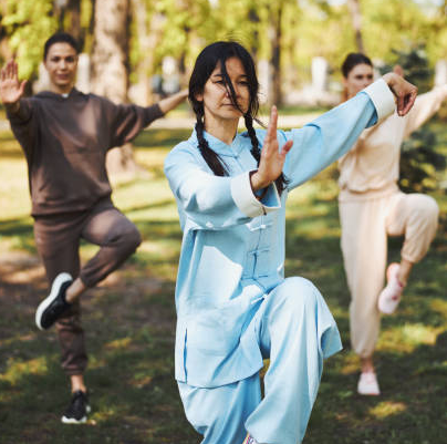 femmes qui font du tai-chi