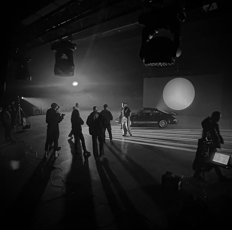 Filmavimo komanda profesionalioje studijos aikštelėje filmuoja muzikinį klipą įspūdingame apšvietime