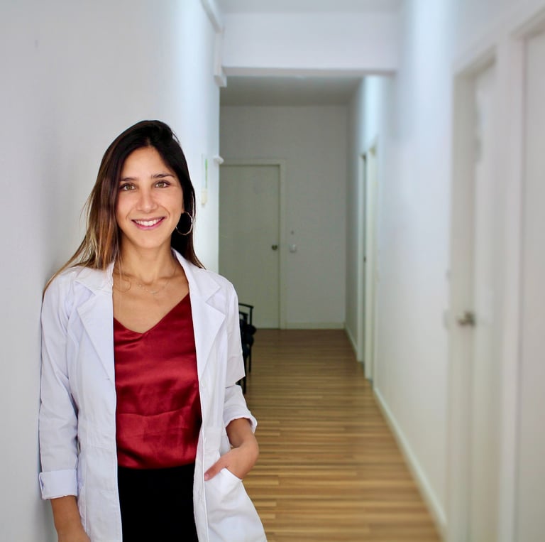 Dermatóloga que realiza tratamiento de acné, alopecia, melasma y rutinas de skincare personalizadas