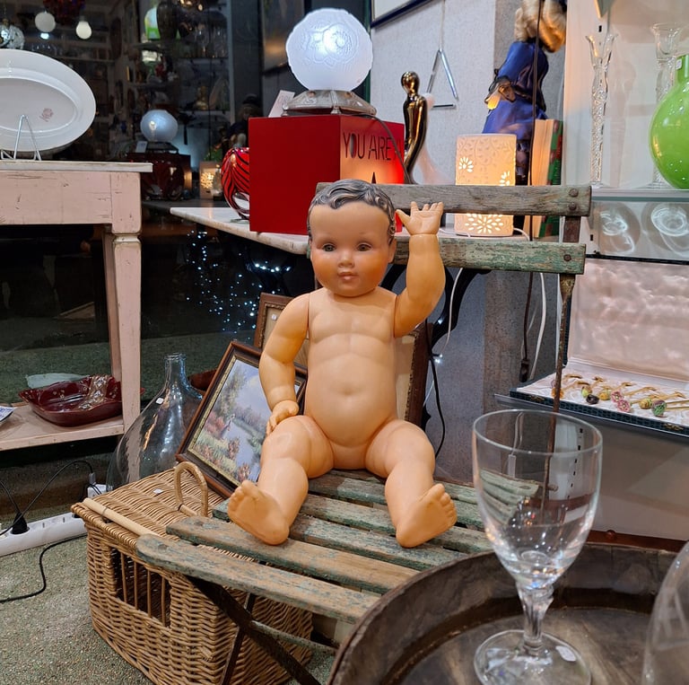 poupon petit Colin, chaise et table de jardin, tonneau, lampe art déco
