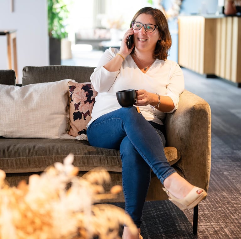 Consultant Avenir Éclairé Consulting en appel client offrant des conseils stratégique en gestion