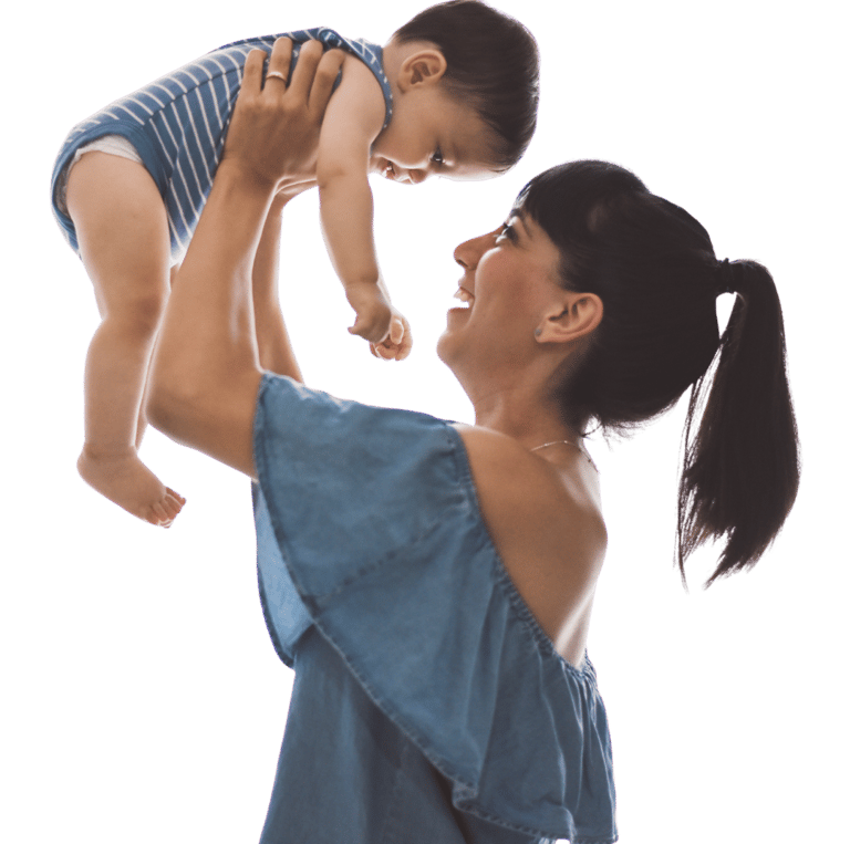 Mae segurando o filho