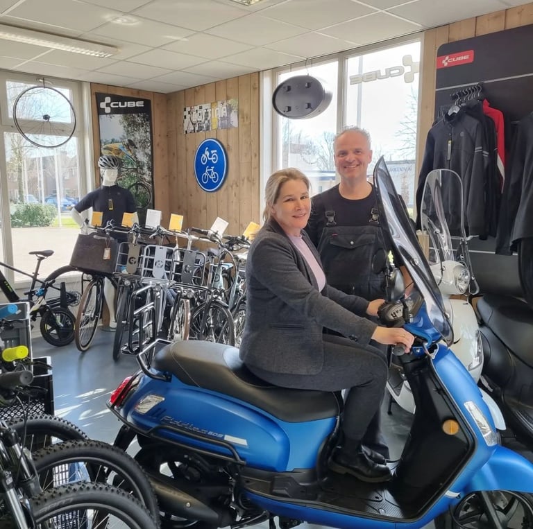 José en Otto in de winkel van Otto's Tweewielershop.