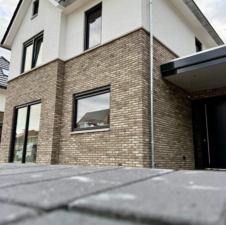 Oldenzaal – bovengevel gekeimd met KEIM Soldalan RAL 9016