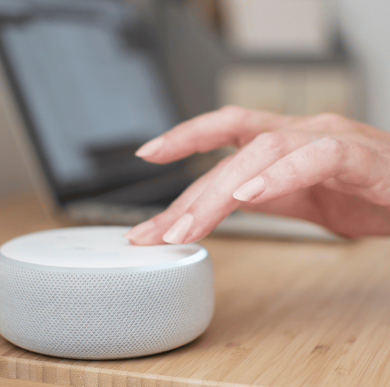 Alexa em mesa integrada ao sistema de automação residencial da Artren