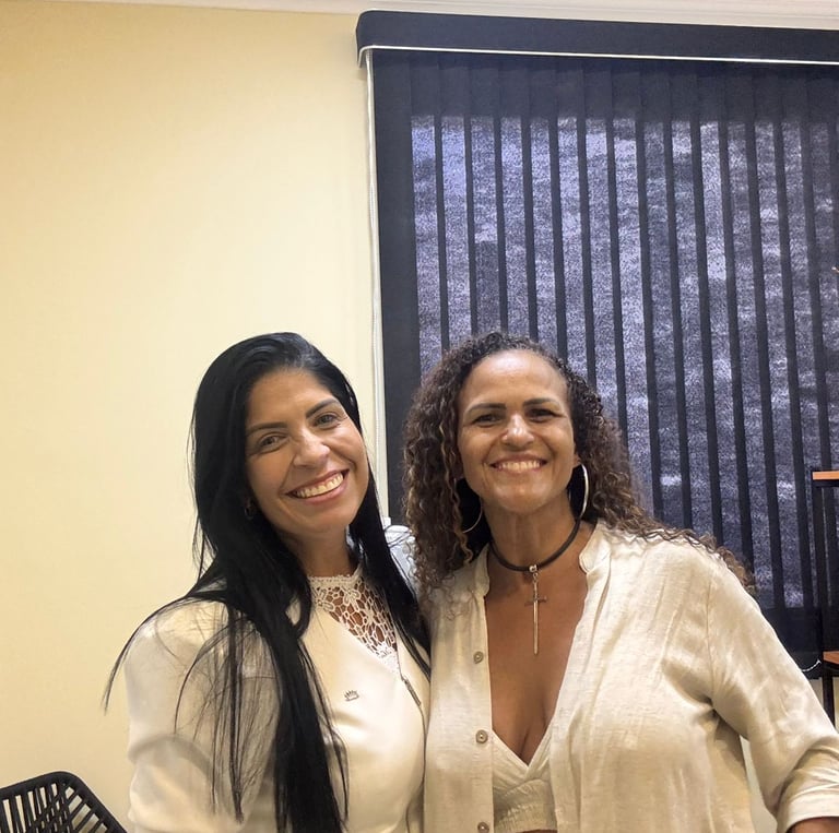 Vanessa com sua cliente feliz com o resultado do serviço prestado.