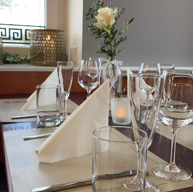 Korfu Grill gedeckter Tisch