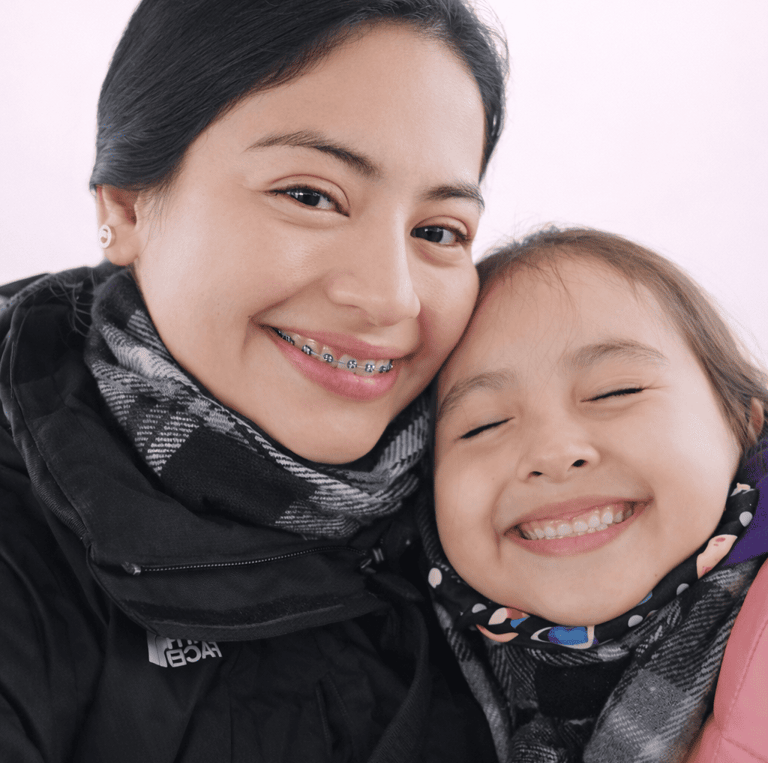 Escena íntima y delicada que representa la esencia auténtica de la marca SAM.