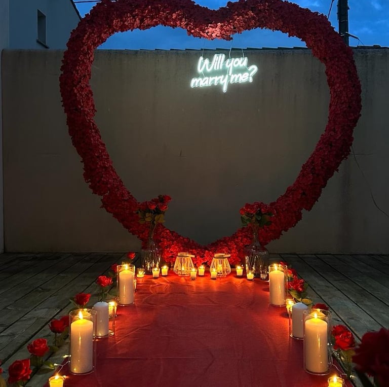demande en mariage avec une arche en forme de coeur et un tapis rouge