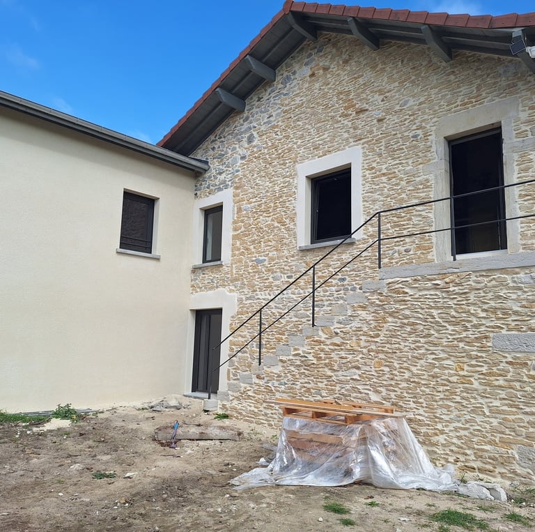 travaux de rénovation de façade en pierre réalisés par Civan Frères Façades à les Avenières
