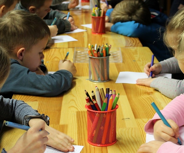 enfants en classe travaillant lors d'un atelier sur le sommeil par Sophie Jobbé-duval puéricultrice