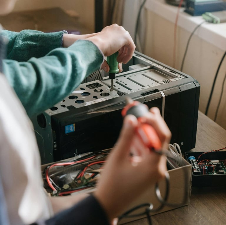 Técnico consertando computador de mesa