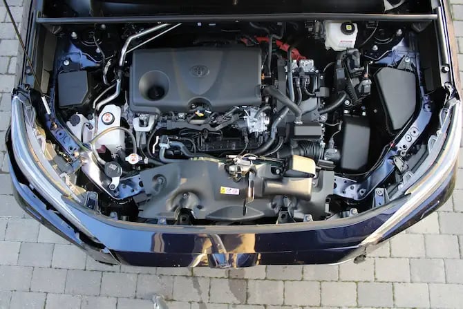 Motorraum eines Fahrzeugs bei der technischen Begutachtung durch einen Kfz-Sachverständigen