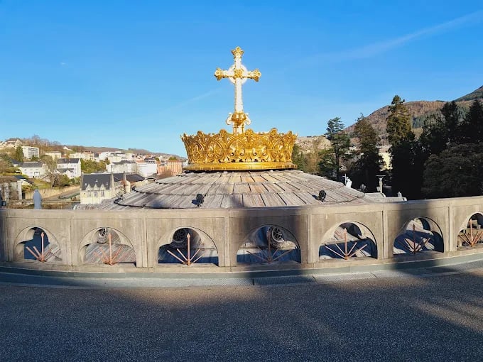Sanctuaire de Lourdes illuminé avec bougies de prière