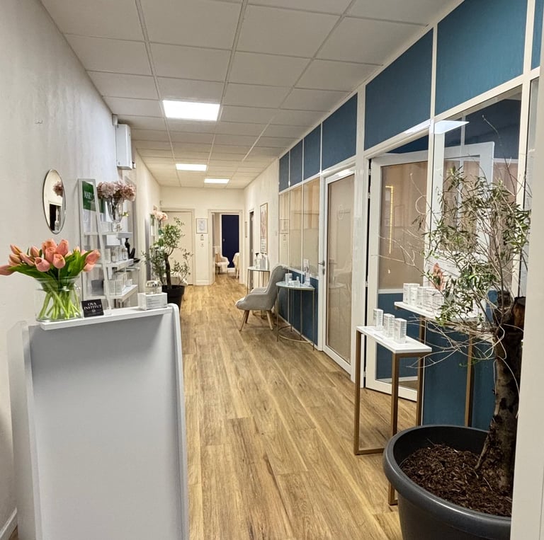 Institut de beauté moderne avec un plancher en bois et des fleurs 