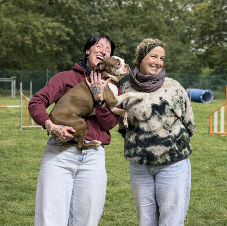 Jessi von Riotdog mit Alena von Alenas Hundetraining auf dem Hundeplatz