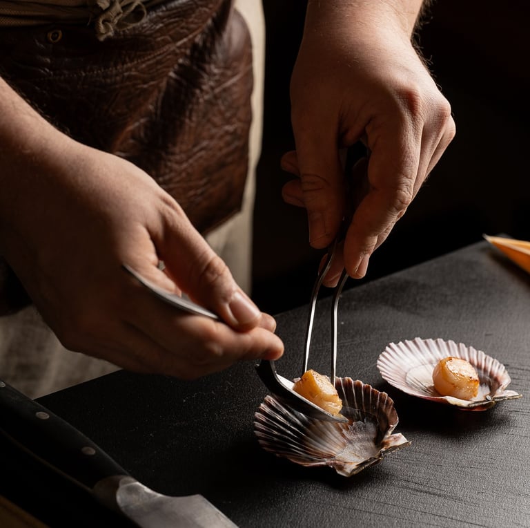 Cocinando vieira en Alicante