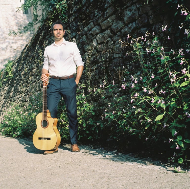guitariste Jamais Deux Sans Trois groupe musique mariage cocktail vin d'honneur Aveyron Corrèze