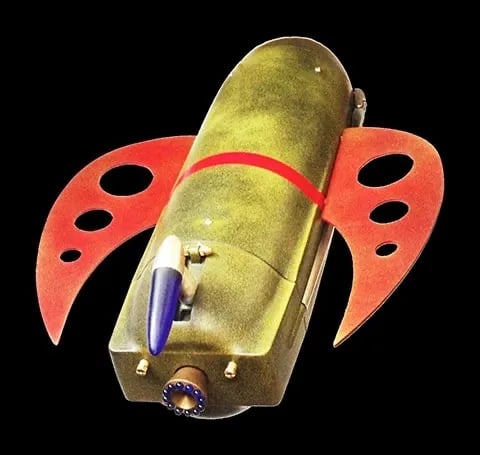 Assemblage spaceship sculpture named Commander by artist Tal Avitzur, image 1.
