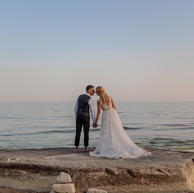 sposi al tramonto in un paesaggio di mare nella provincia di ragusa