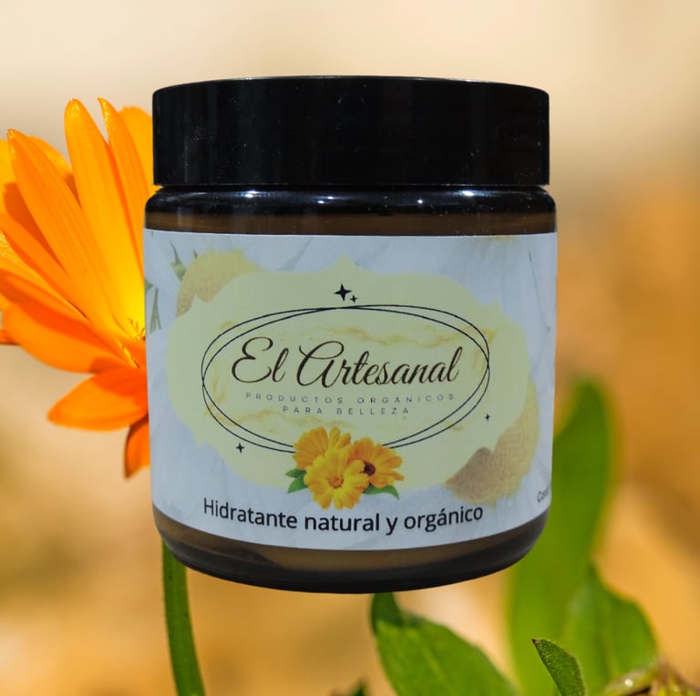 El Artesanal-crema de hidratación con una flor al fondo