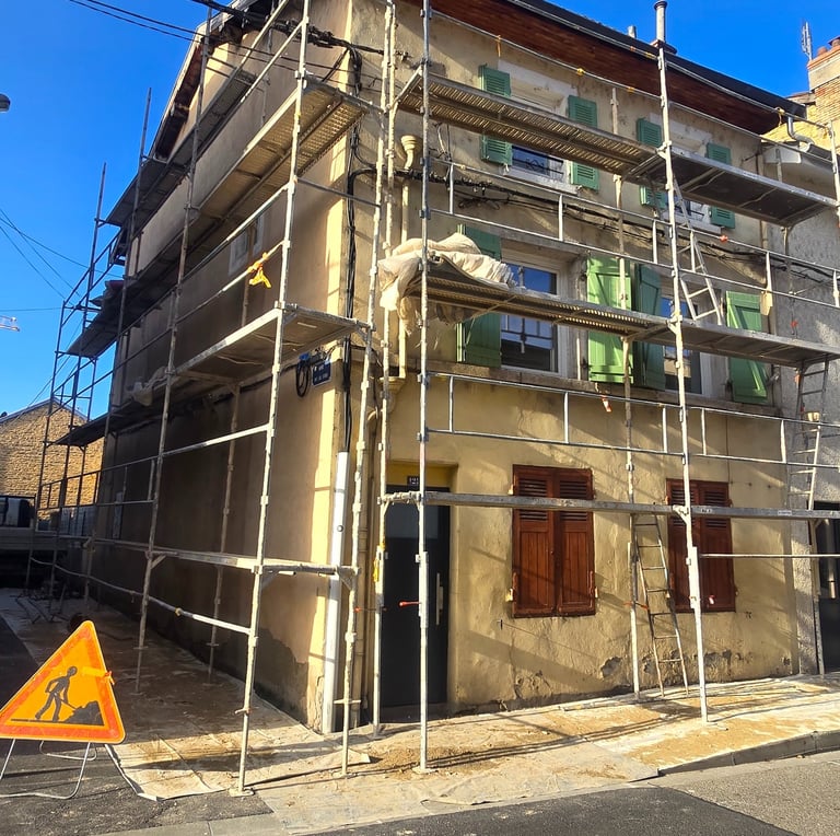 Ravalement de façade avant travaux à Bourgoin-Jallieu par Civan Frères Façades