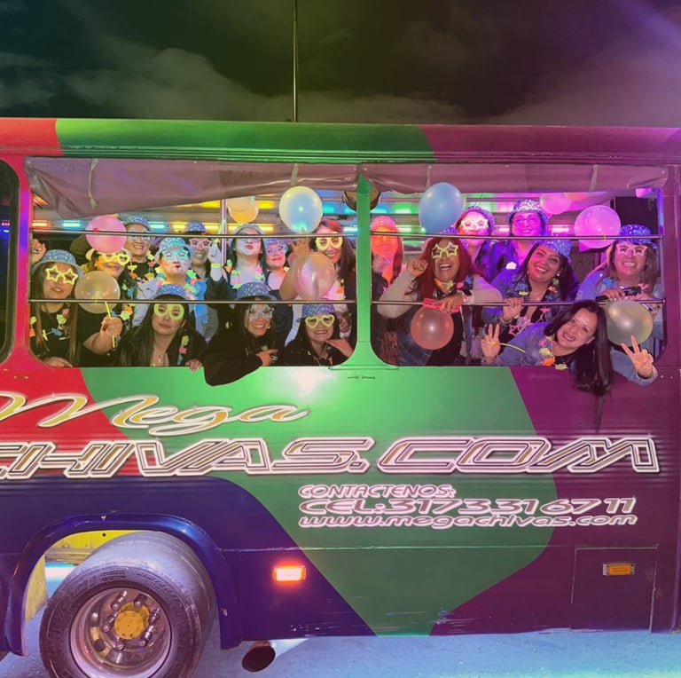 Diversión y alegría durante el recorrido de la chiva rumbera.