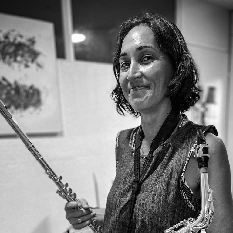 Photo d'Océane Chotard avec plusieurs instruments
