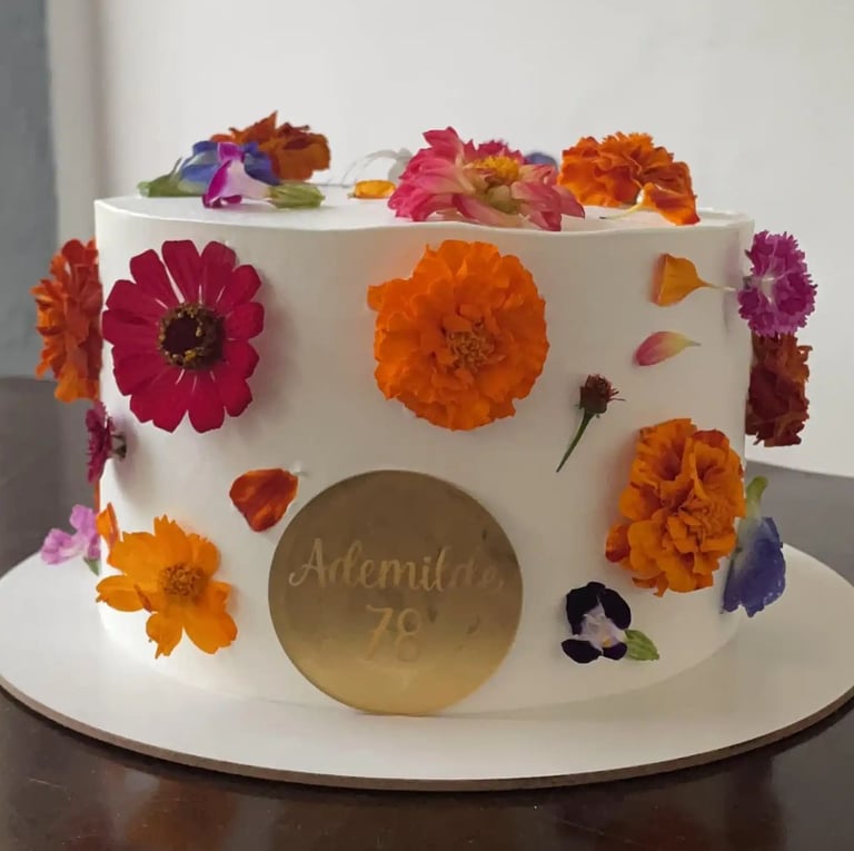 Bolo decorado com flores coloridas, ideal para festas e celebrações, destacando o design delicado e