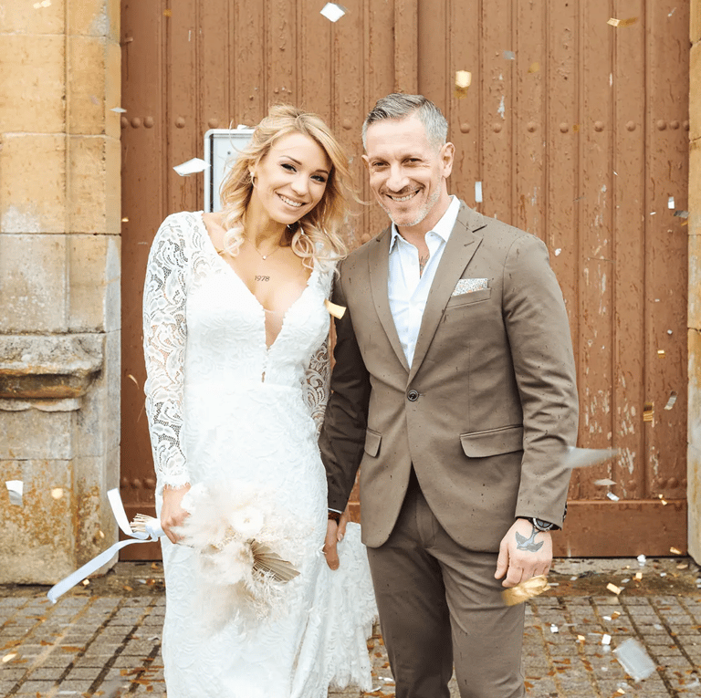 Gaëlle et Jean à la sortie de l'Église sous les cotillons.