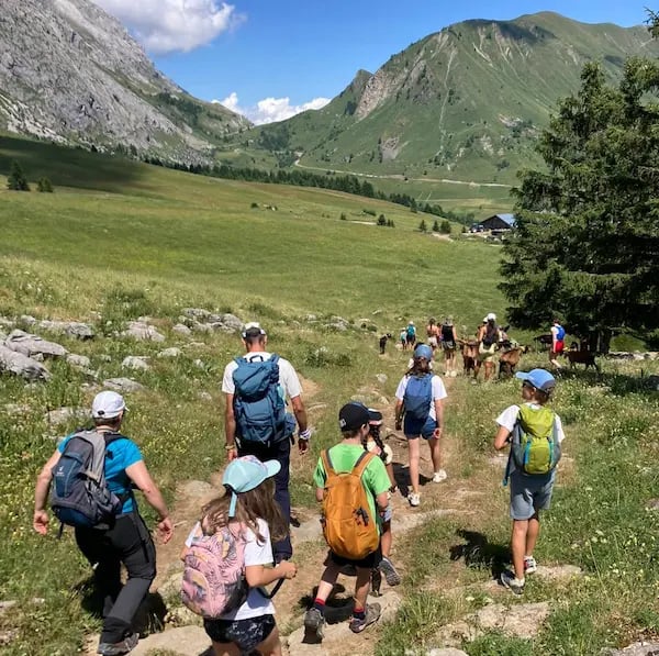 Accompagnateur avec élèves du primaire au col de la Colombière
