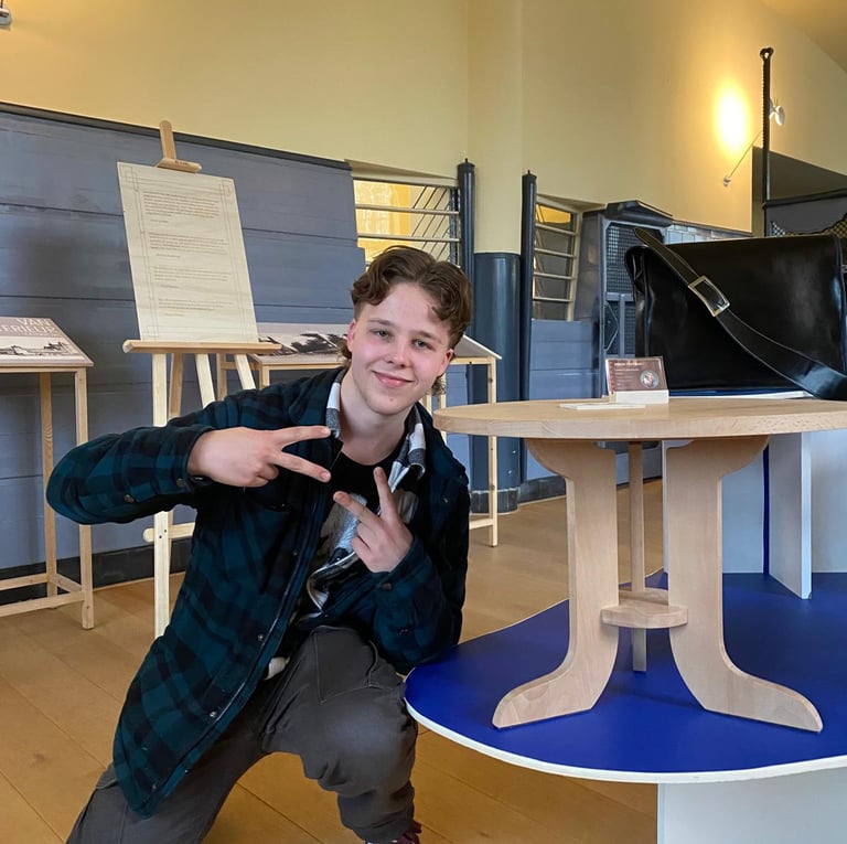 Trots na het maken van mijn Salontafel in Amsterdamse School Stijl