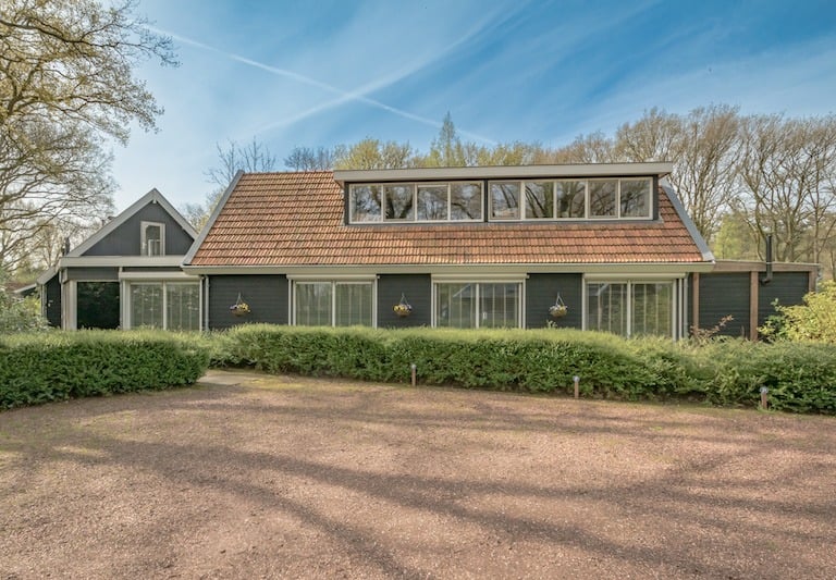 De accommodatie vanaf de parkeerplaats