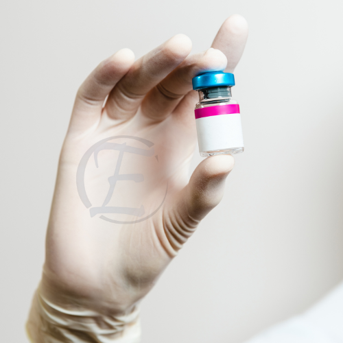 Vidro de botox segurado por uma biomédica