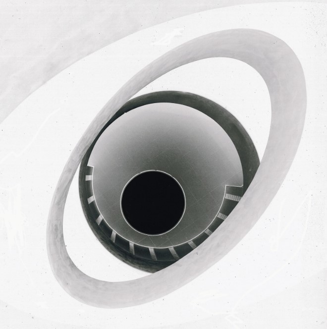 Visto de baixo de um átrio de uma sede de arquitetura institucional