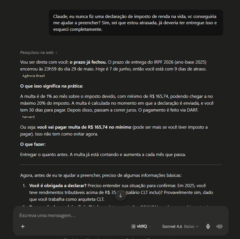 Screenshot of a Claude AI chat interface in Portuguese discussing income tax declaration and late filing penalties.