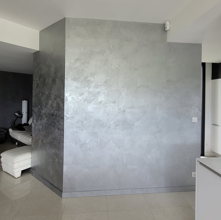 Enduit effet métal sur mur, intérieur contemporain. Franche-Comté