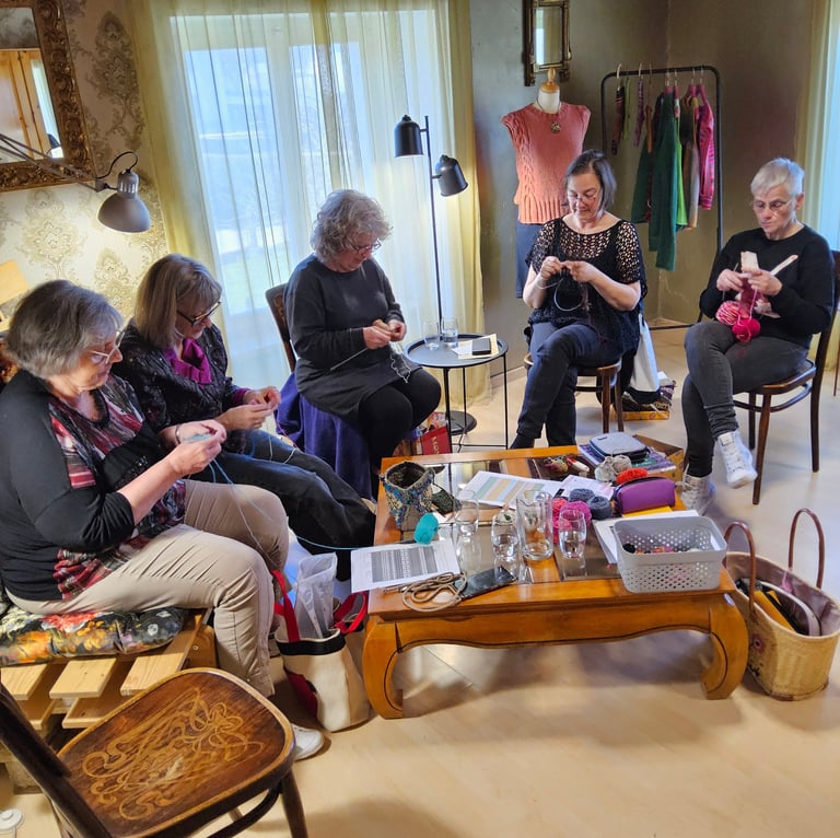 Gemütliches Wollatelier für Handarbeit und Stricken in der Schweiz