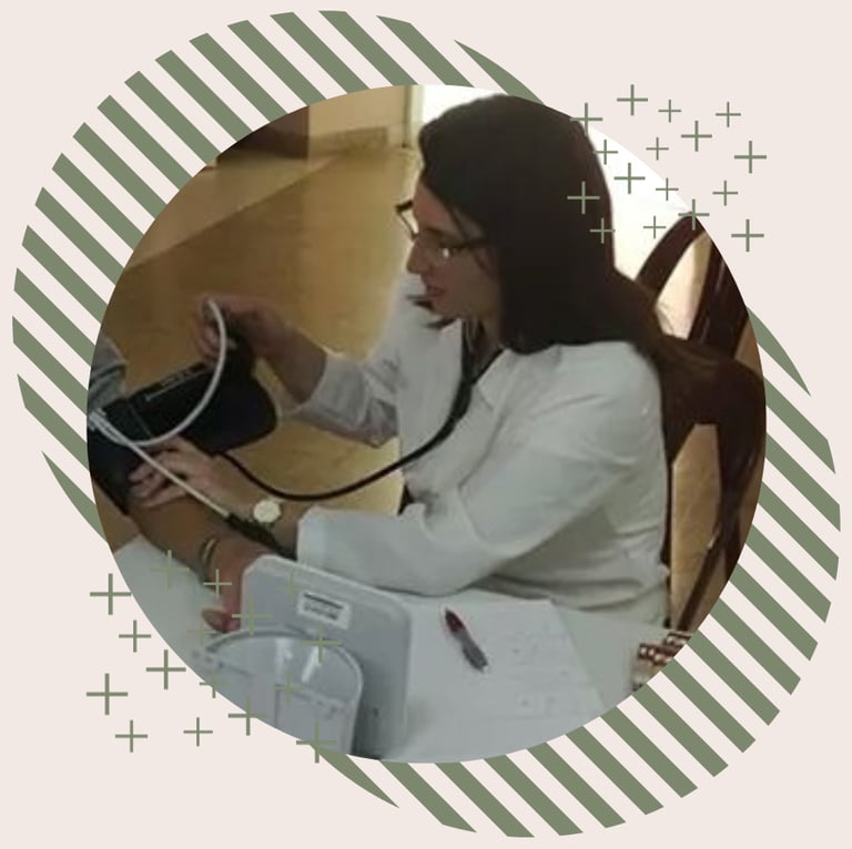 Uma médica verificando a pressão arterial de um paciente