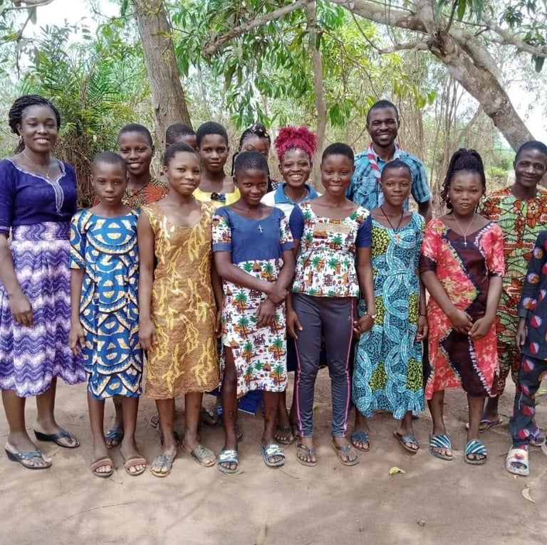 Le élèves filles qui étudient la couture ou la coiffure au centre d'éducation alternatif de Zè