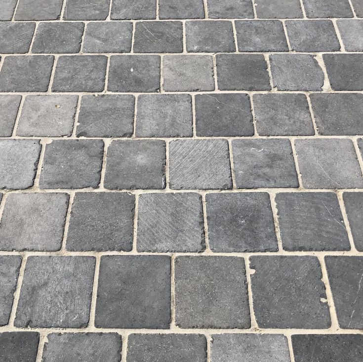 Nettoyage soigné de dalle en pierre. Surface propre et naturelle mise en valeur