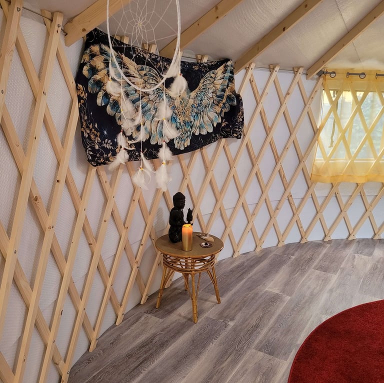 intérieur yourte attrape-reves et autel