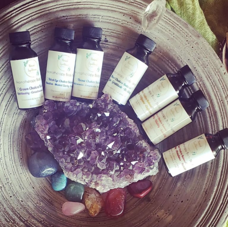 un cuenco de cristales y productos sobre una mesa