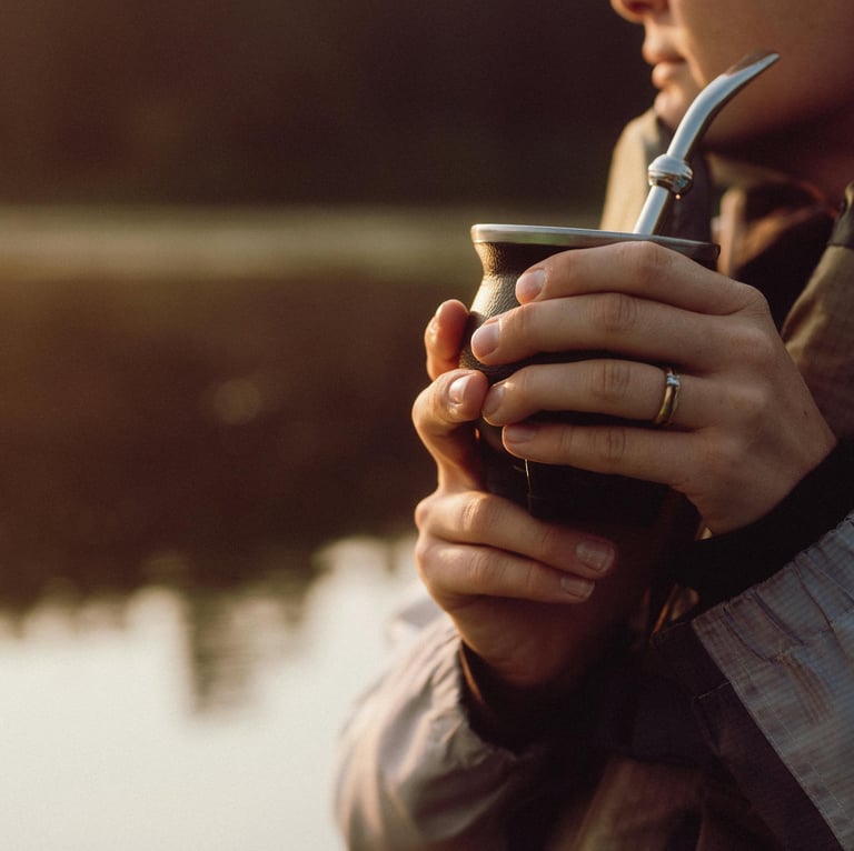 Mujer tomando mate