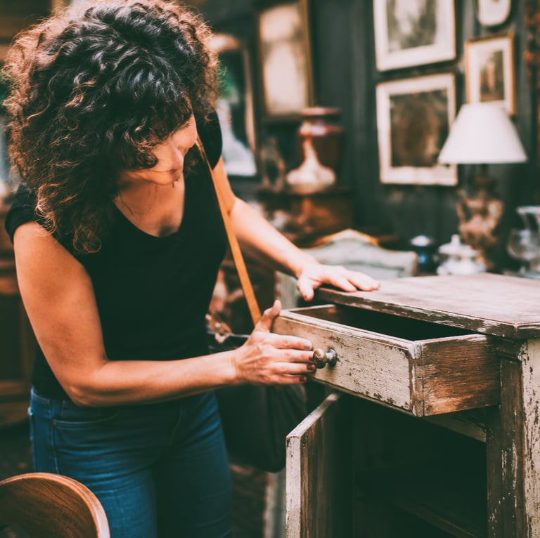 Stéphanie chine un meuble ancien en brocante dans le Périgord
