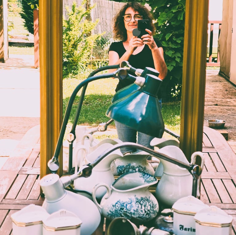 Retour de brocante avec objets anciens et décoration vintage