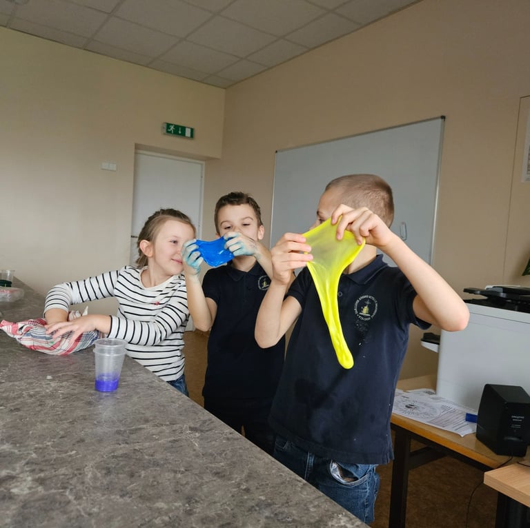 Vaikai žaidžia su slime STEAM eksperimentu