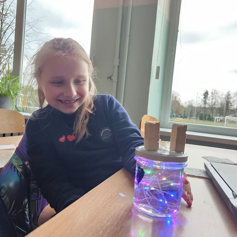Mergaitė džiaugiasi pavykusiu lempos eksperimentu