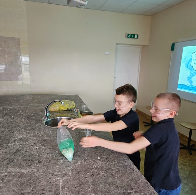 Vaikai atlieka eksperimenta