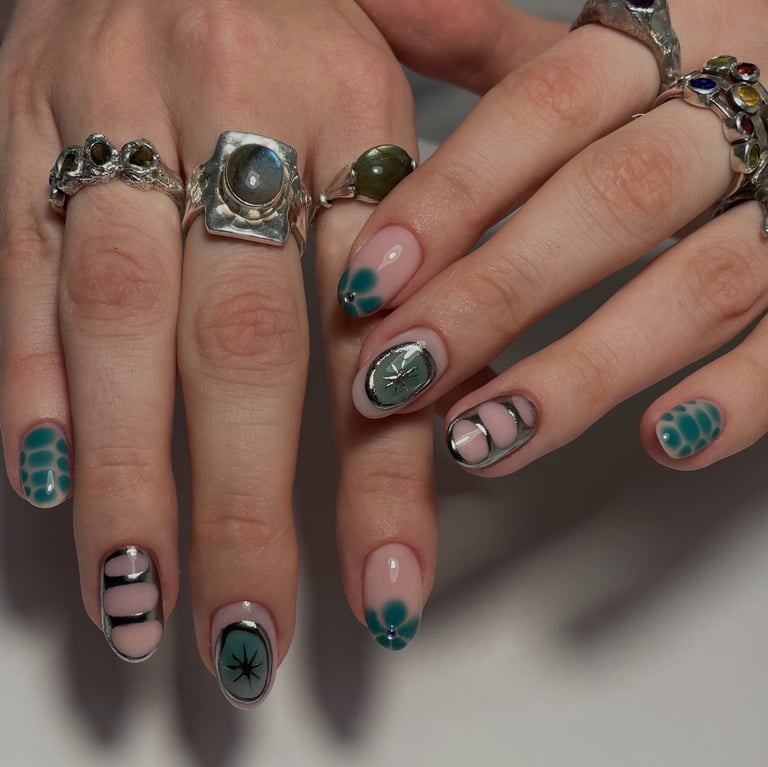 Gelinio lakavimo nagai su žaliu atspalviu